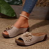 Sandales compensées femme à fleur en relief