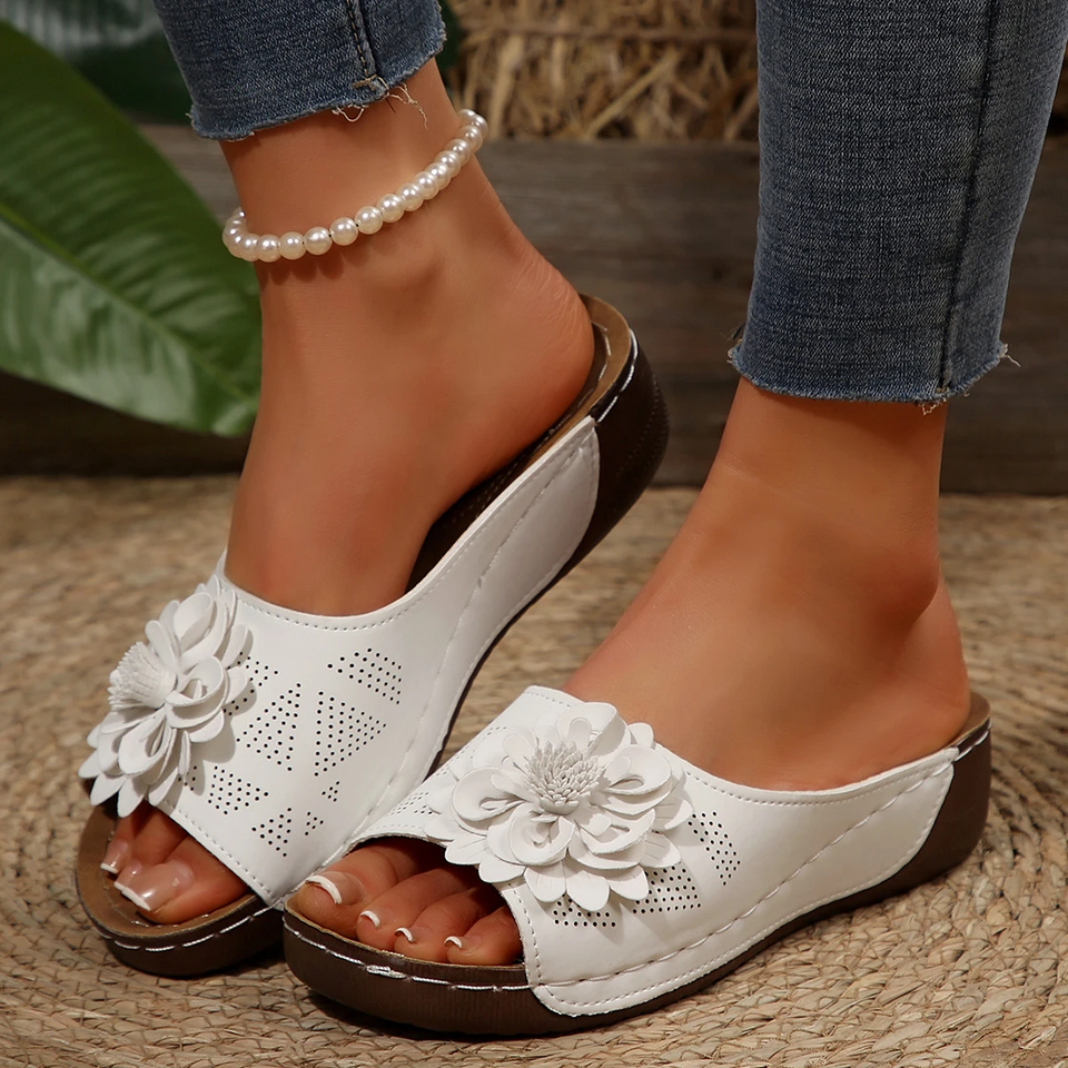 Sandales compensées femme à fleur en relief