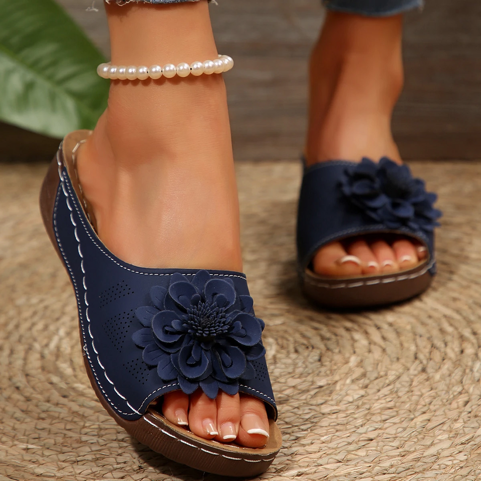 Sandales compensées femme à fleur en relief