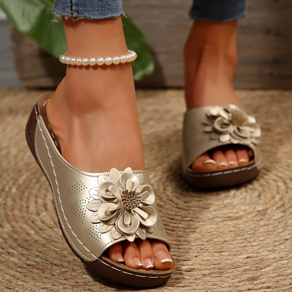 Sandales compensées femme à fleur en relief