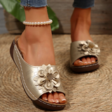 Sandales compensées femme à fleur en relief